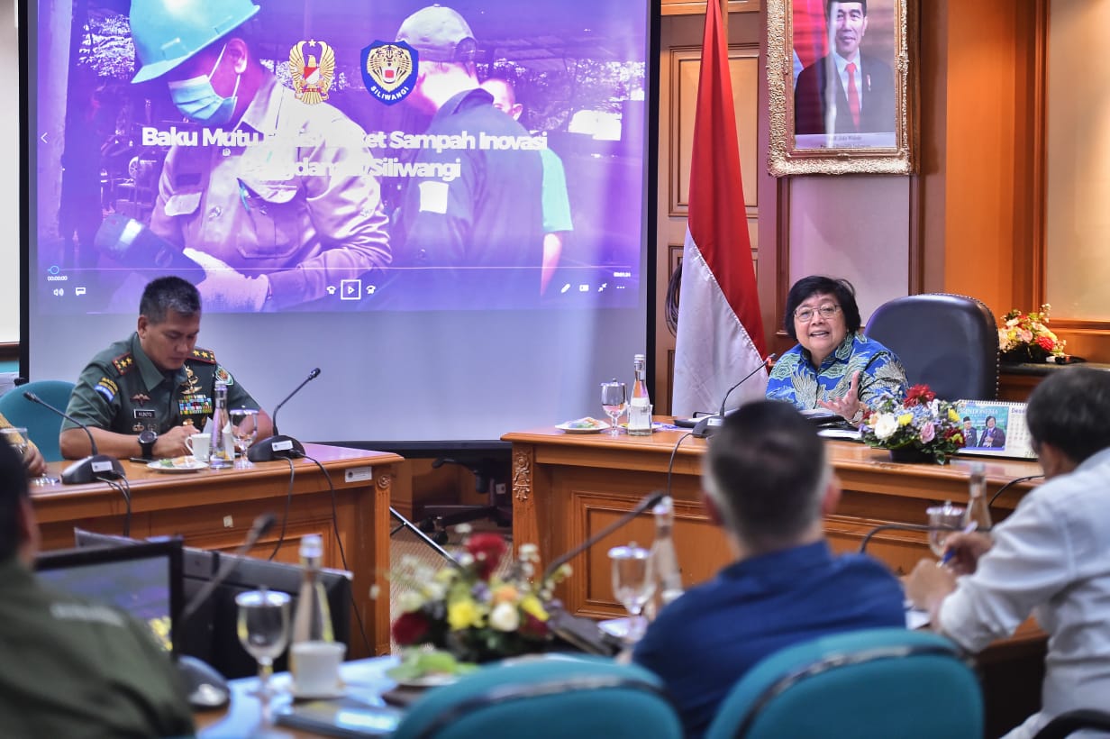 MENTERI-LHK PANGDAM-III Menteri LHK Siti Nurbaya (kanan) dan Pangdam III Siliwangi Mayjen TNI Kunto Arief Wibowo. (FOTO : Humas KLHK)