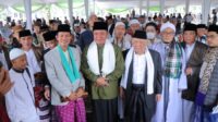 Gubernur Sumsel Herman Deru, dan Walikota Palembang Harnojoyo berfoto bersam masyarakat.