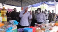 Wakil-Walikota-Palembang-Fitrianti-Agustinda-saat-di-pasar-Yada-3763953546
