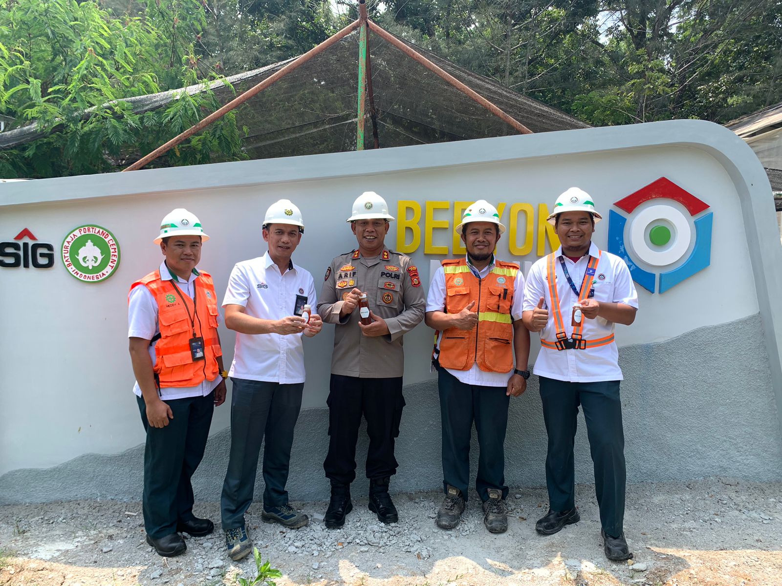 Kapolres OKU memegang madu hasil budidaya lebah Trigona. (FOTO : Humas SMBR)